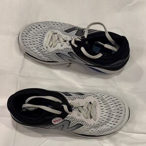 New Balance 847 V4 Men's White and Black Athletic Shoes